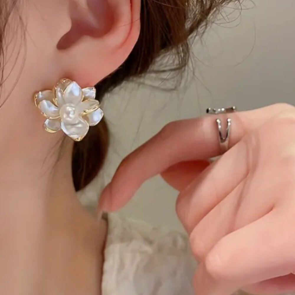 Women's Gold Metal White Floral Faux Pearl Stud Earrings